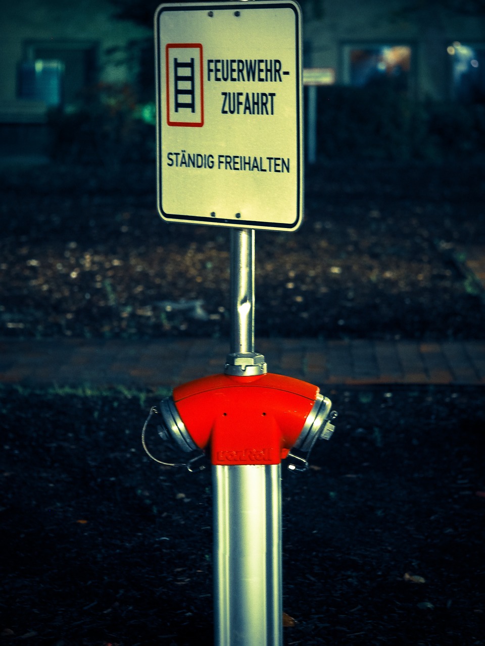 Dinas Damkar Mahakam Ulu Bersihkan Tumpahan Oli di Perbukitan